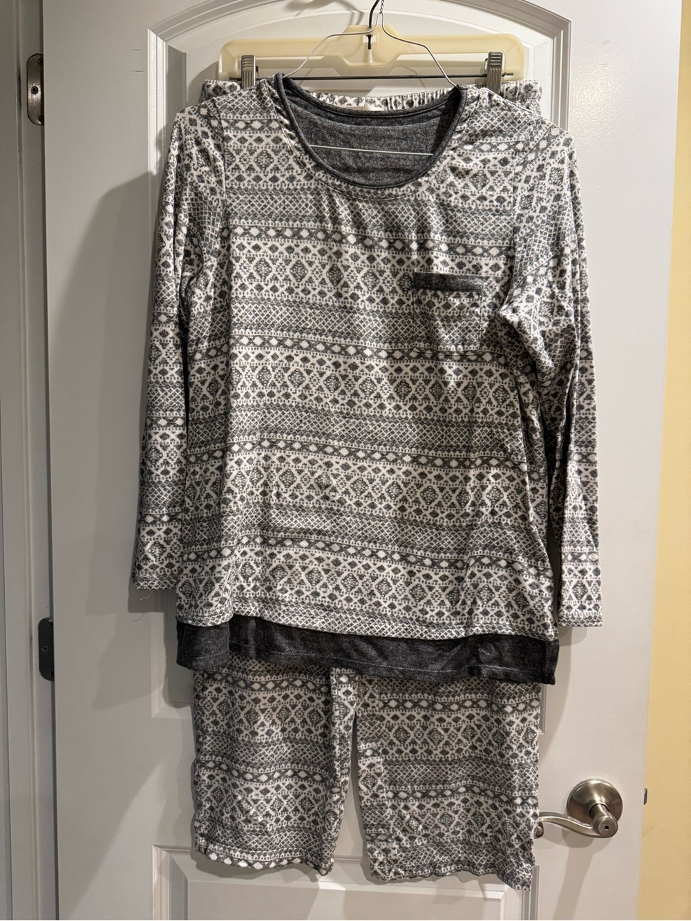 Cuddl Duds Gray & White Geometric Knit Pajama Set